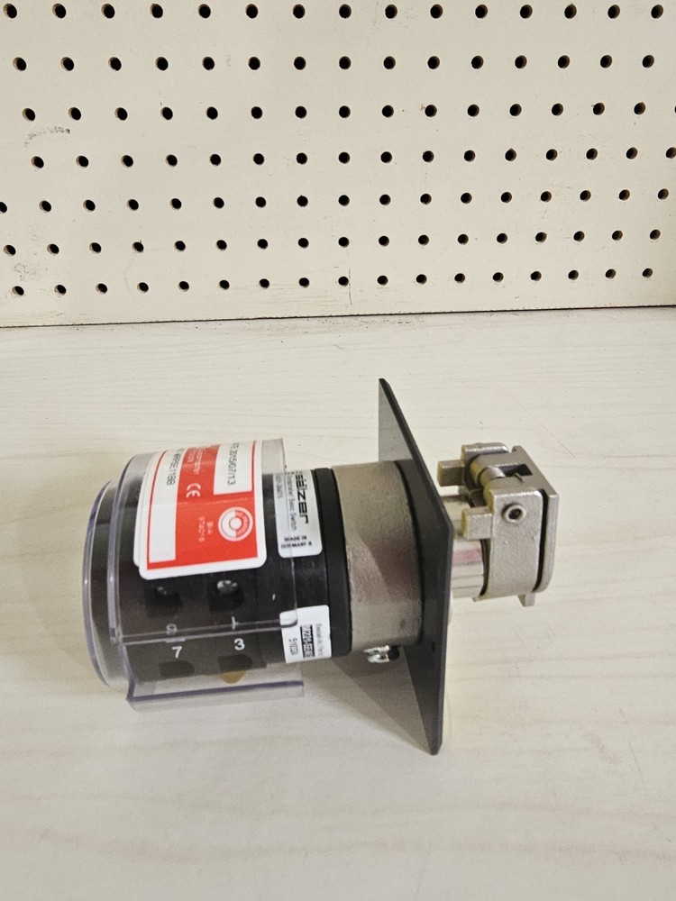 Allen-Bradley Prosafe Rotary Key Switch-Panel Mounted Cat #: 440T-MRPSE11BB