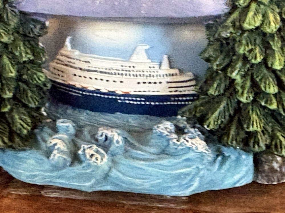 2000 Seattle Bon Marché Snow Globe Musical Rotating Base Pine Trees Space Needle