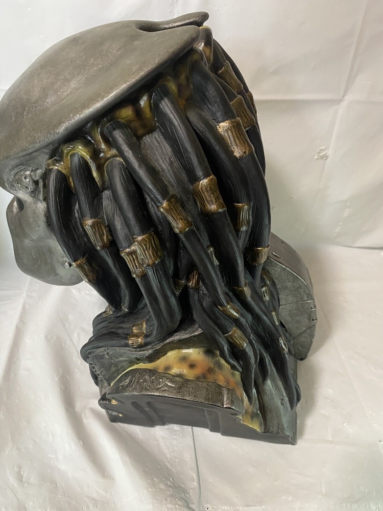 Predator Limited Predator Head Figure & Case Japan