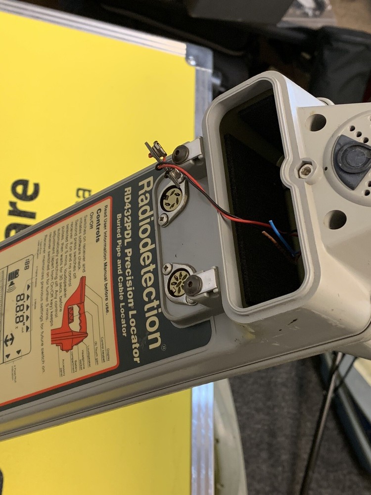 Radiodetection RD400 w/ Transmitter. Receiver Used For Parts. Transmitter Works.