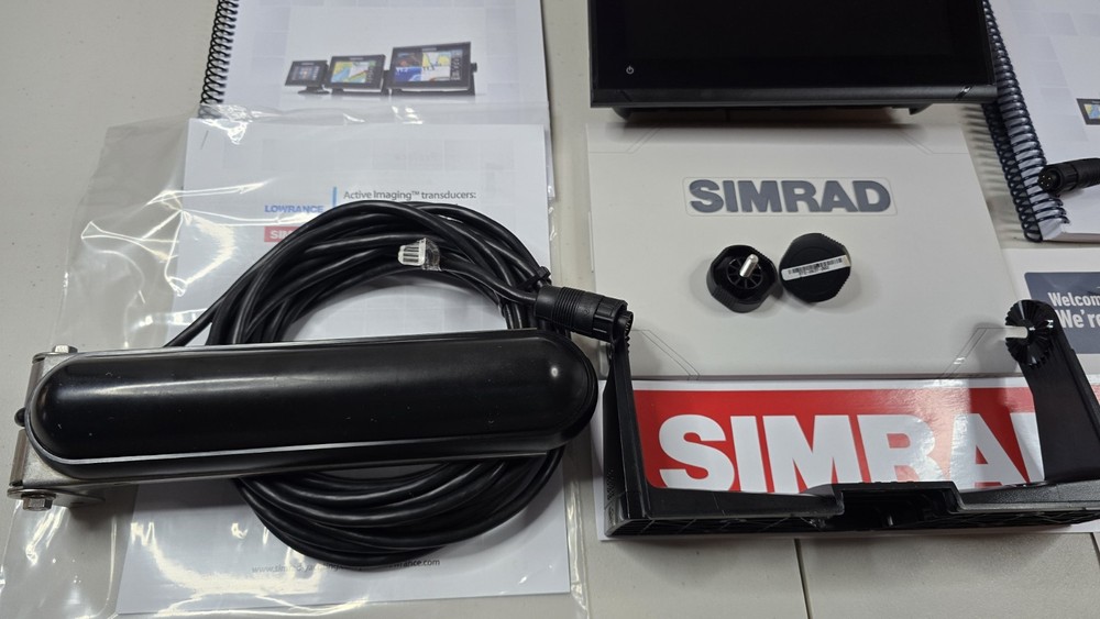 Simrad GO9 XSE Chartplotter Fishfinder w/ Active Imaging 3-in-1 Transducer_
