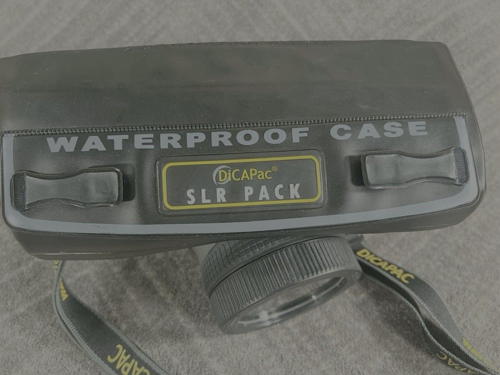 DICAPAC WP-S10 Floating 100% Waterproof DSLR Camera Case