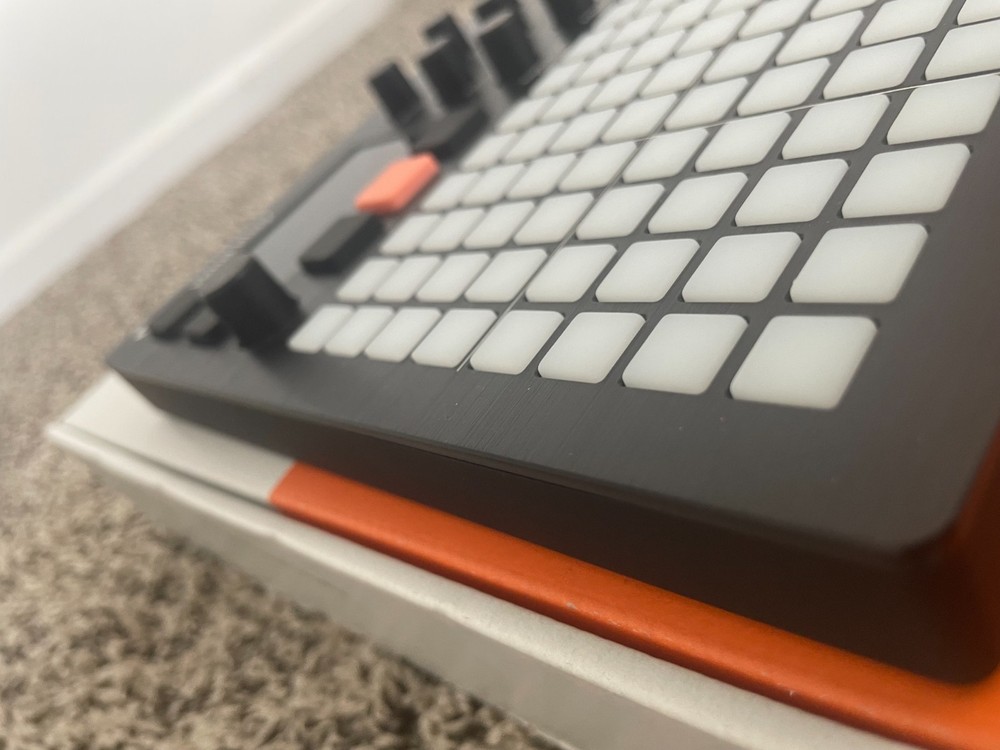 Polyend Play Sample and MIDI Based Groovebox complete Used once.