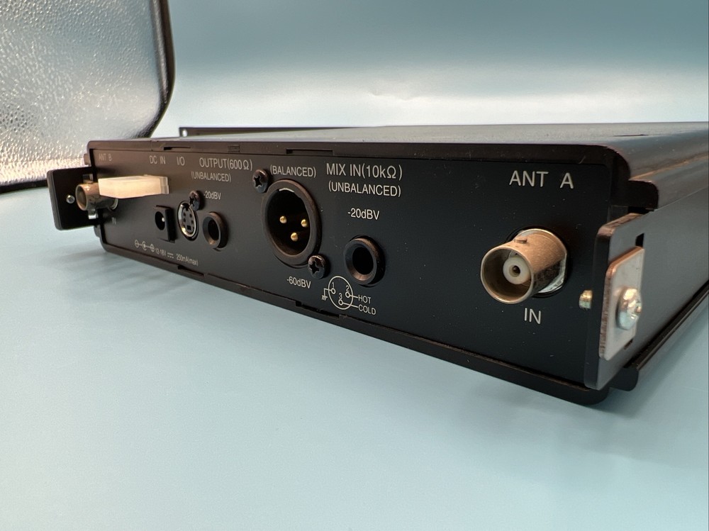 TOA WT-5805 UHF Diversity Wireless Tuner W/ Rack Mounts