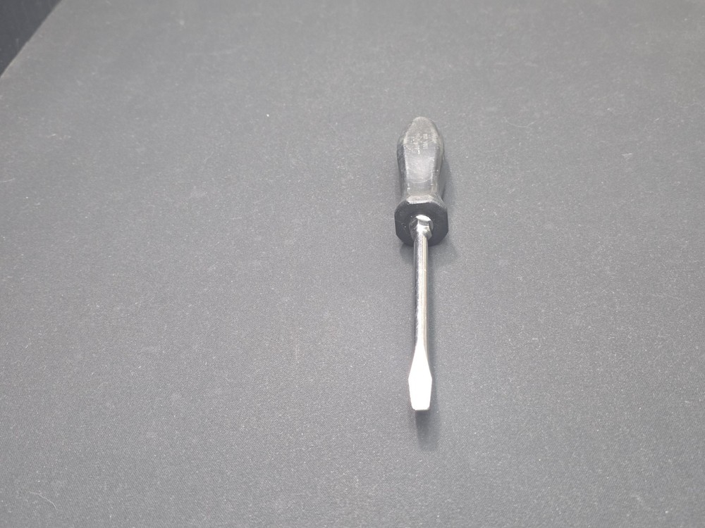 Snap On Black Hard Handle Flat Head Screwdriver SDD6