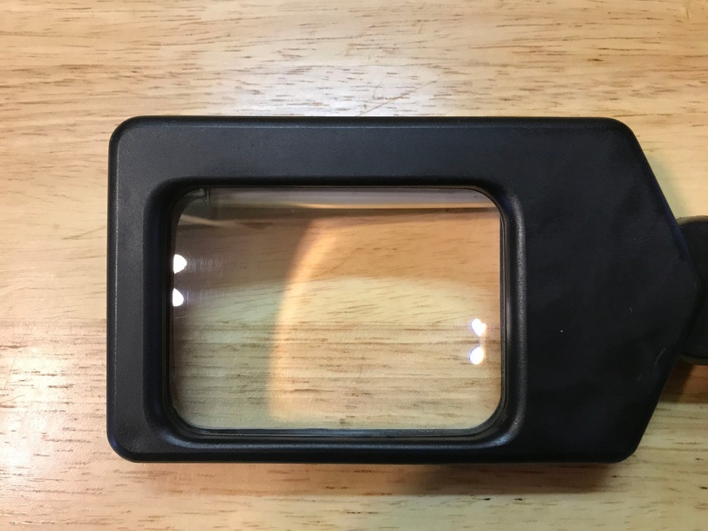 FLUORESCENT LIGHTED HAND HELD MAGNIFIER BATTERY POWERED VINTAGE