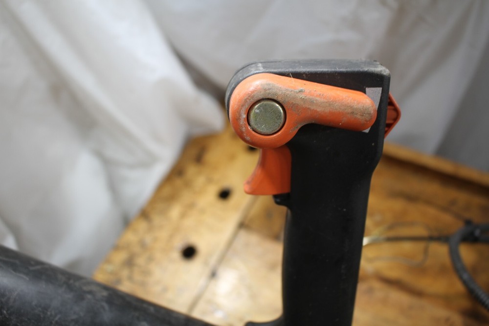 Stihl BR-106 TRIGGER, ELBOW, Tube, handle