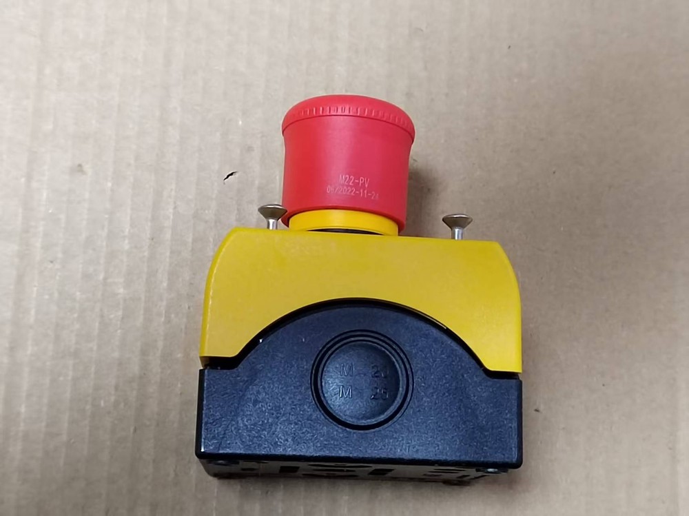 1PC M22-PV/KC11/IY Emergency stop button