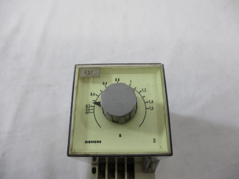 SIEMENS 7PV 3020-1SG RELAY TIME DELAYED