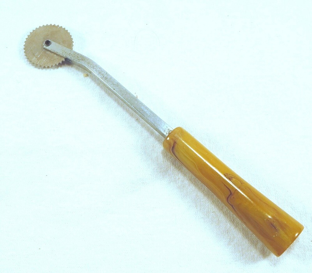 Seamstress PATTERN TRACING WHEEL with VINTAGE BAKELITE HANDLE 6 1/4"