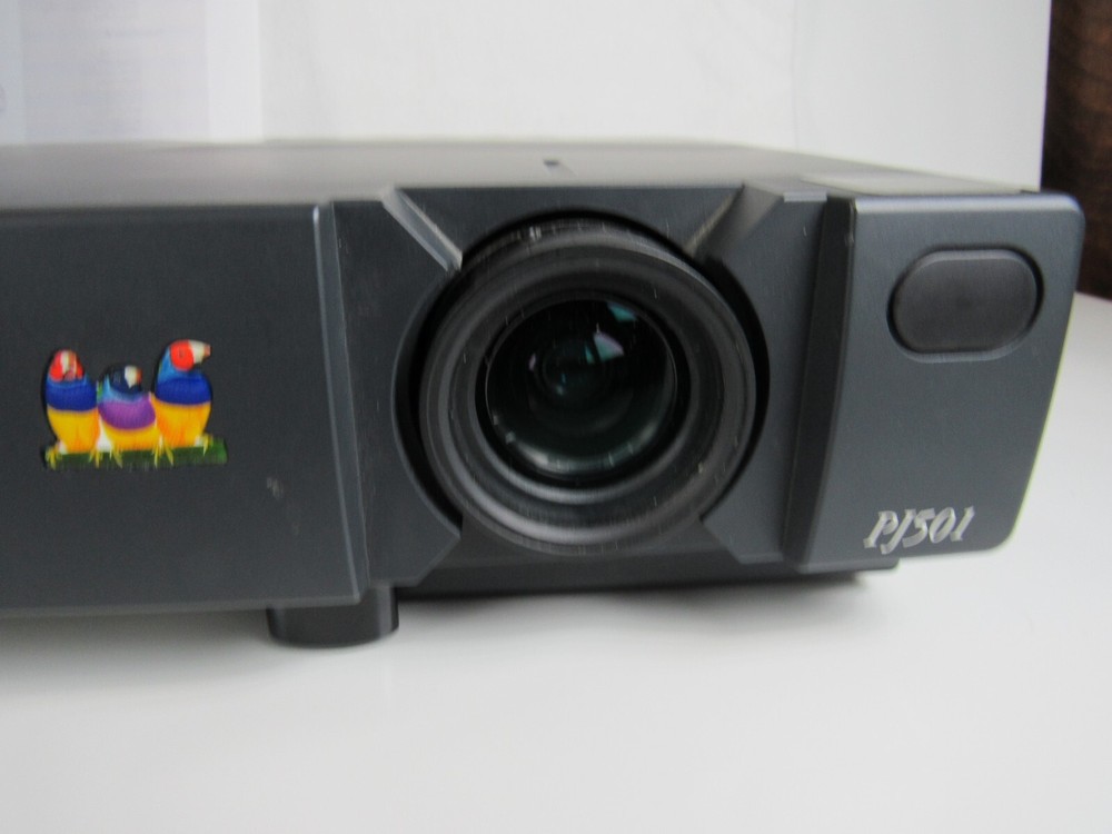 ViewSonic PJ501 3 Panel LCD Digital Multimedia Projector VPROJ25048-1W With Case