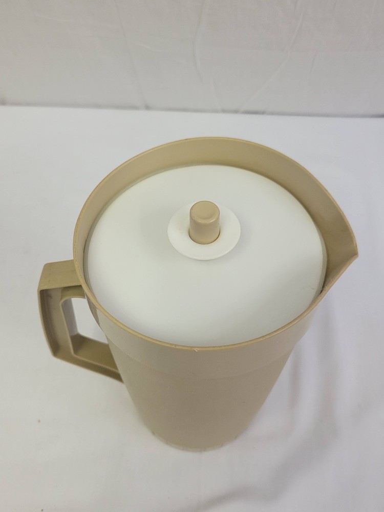 Vintage Tupperware Pitcher With Push Button Lid 2 Quart Tan/Beige ~ 800 801