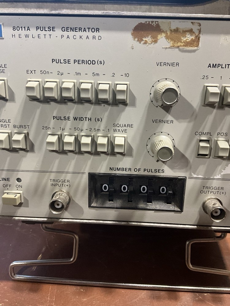 HEWLETT PACKARD 8011A PULSE GENERATOR POWERS ON