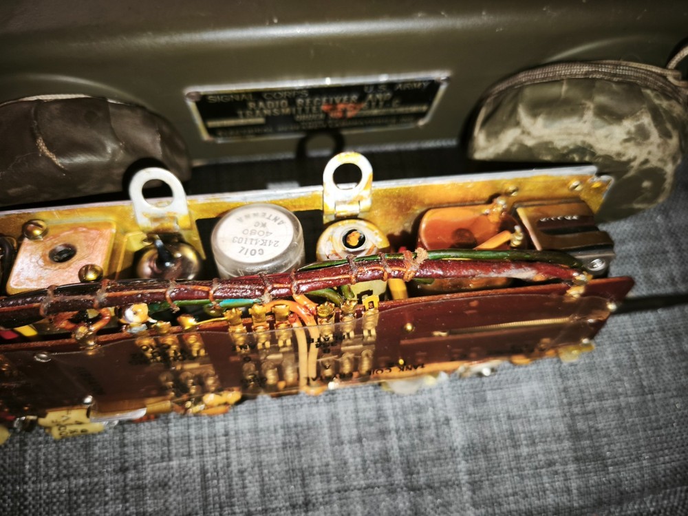 WWII US Signal Corps BC-611-C “Handy Talky” Radio Receiver / Transmitter