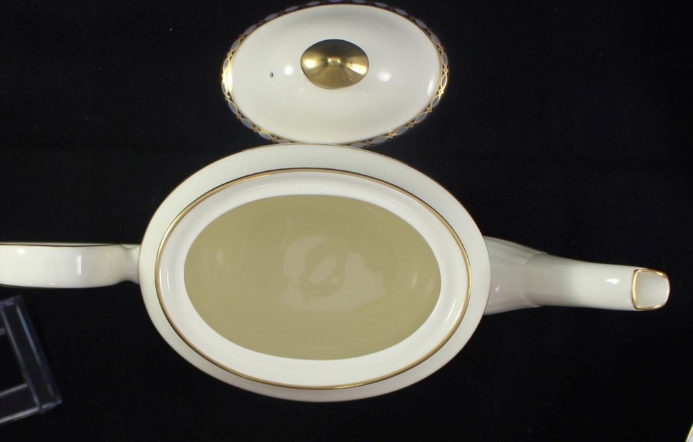 Minton St James Teapot with Lid