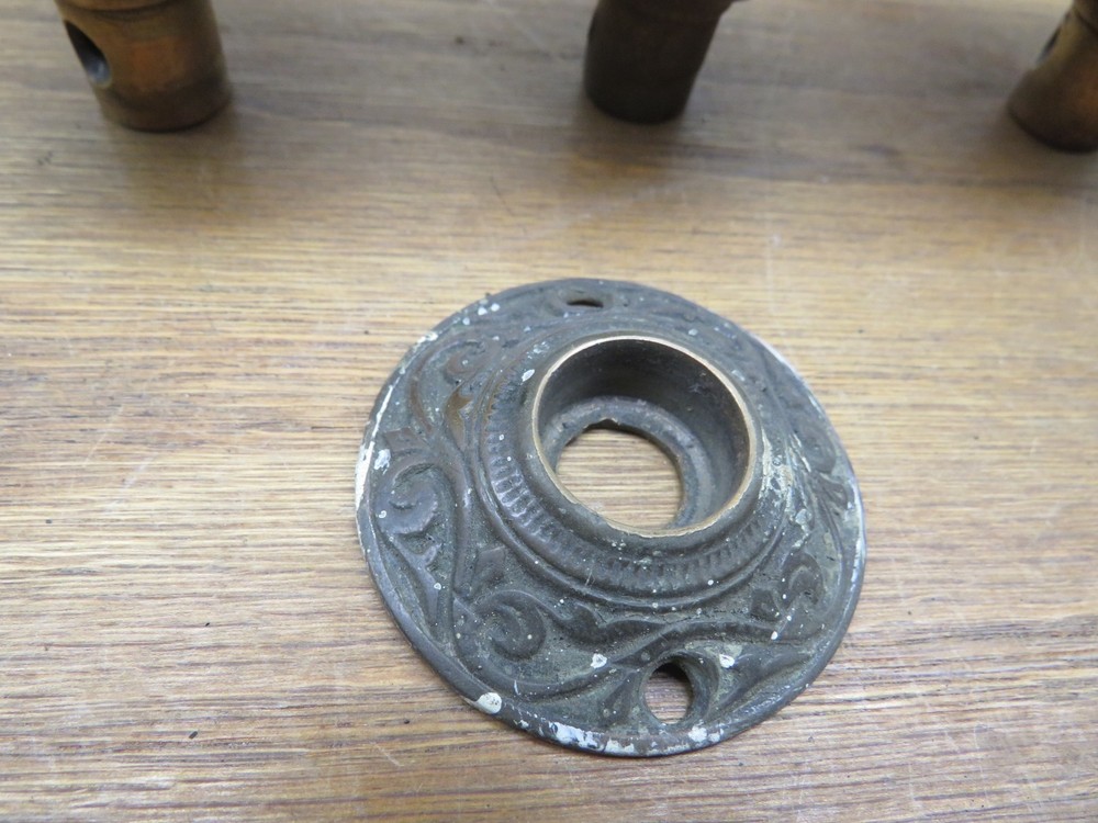 3 OLDDOOR KNOBS & ESCUTCHEON