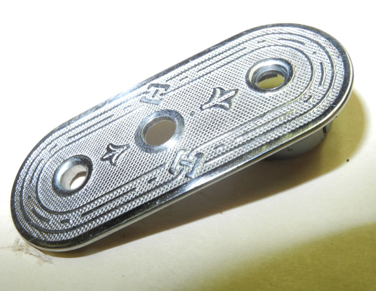 VINTAGE SINGER SEWING MACHINE #201 SCROLL SPOOL PIN PLATE, PIN AND FELT PAD,