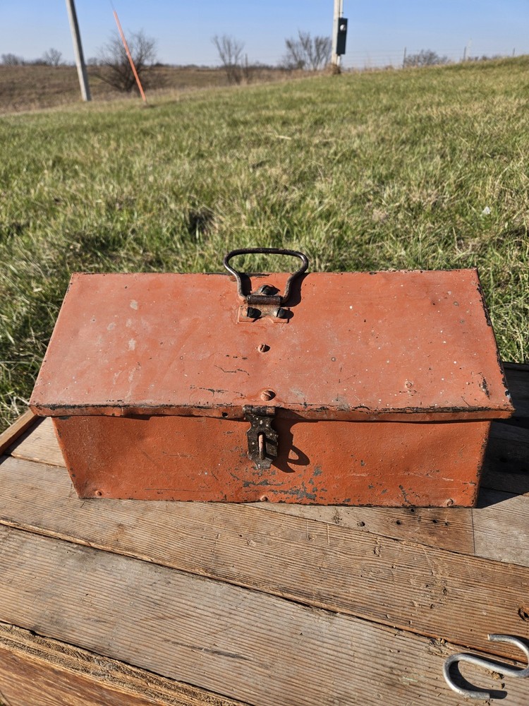 VTG. RED METAL TOOLBOX MECHANIC/CARPENTER/TACKLE BOX