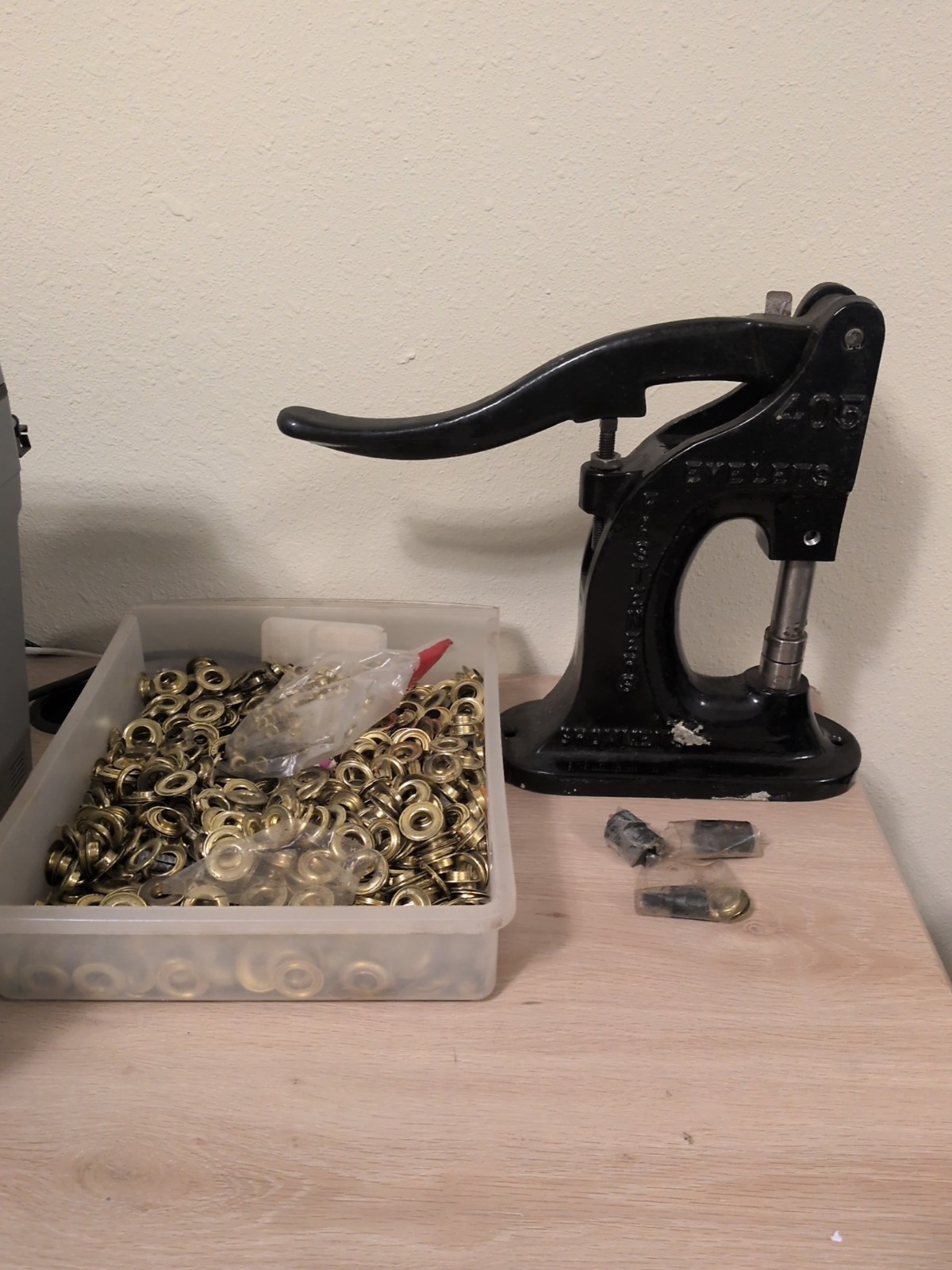 Stimpson 405 Grommet Press-with Gold Colored Grommets