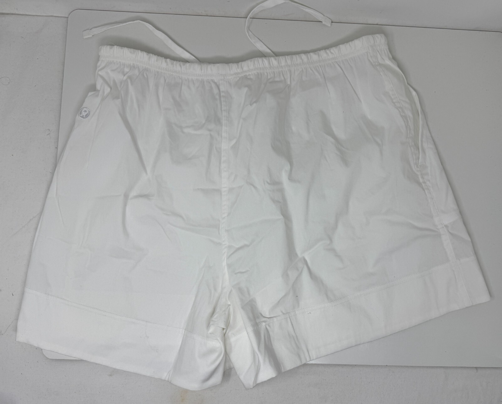 Lululemon Size M Cotton-Blend Poplin High-Rise Short 4", WHITE