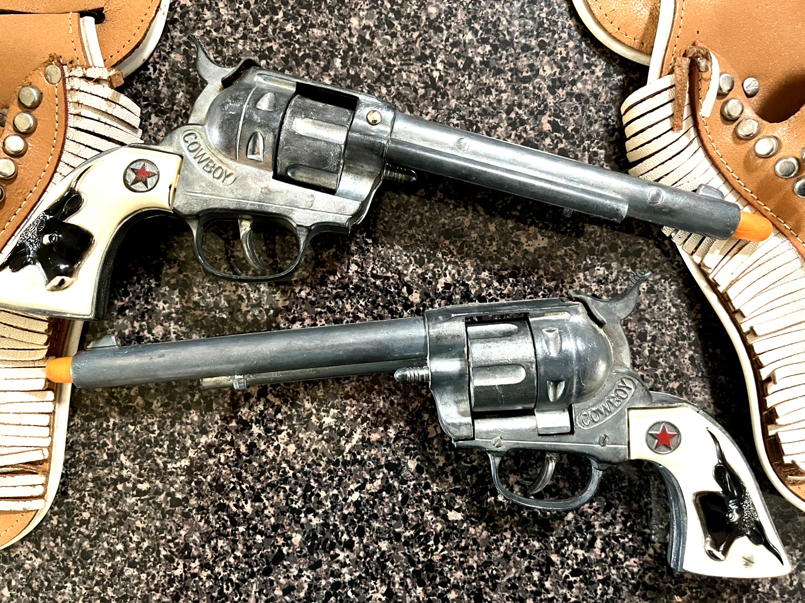 Outstanding Keyston horseshoe holster w/WOW Hubley Cowboy toy cap gun pistols