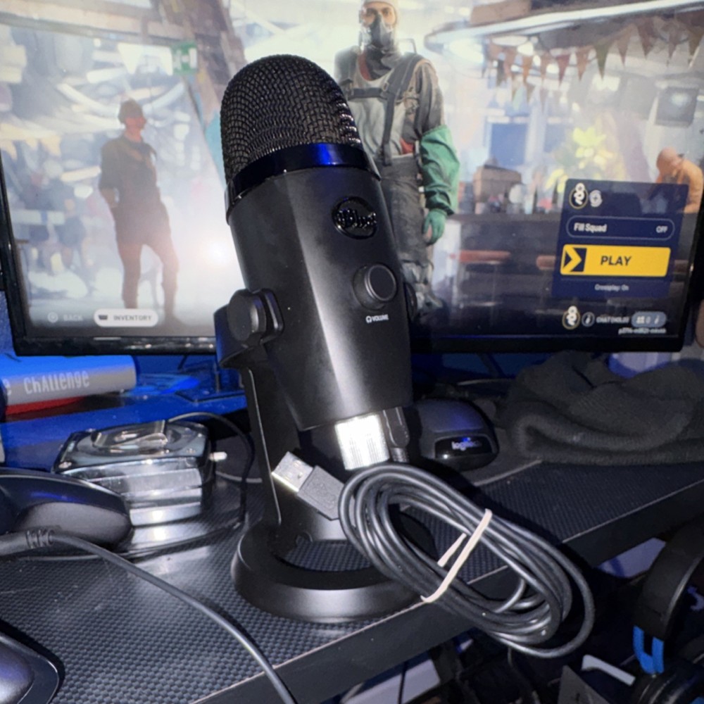 Blue Yeti USB Microphone Black, Mute Switch, Adjustable Gain, Freestanding