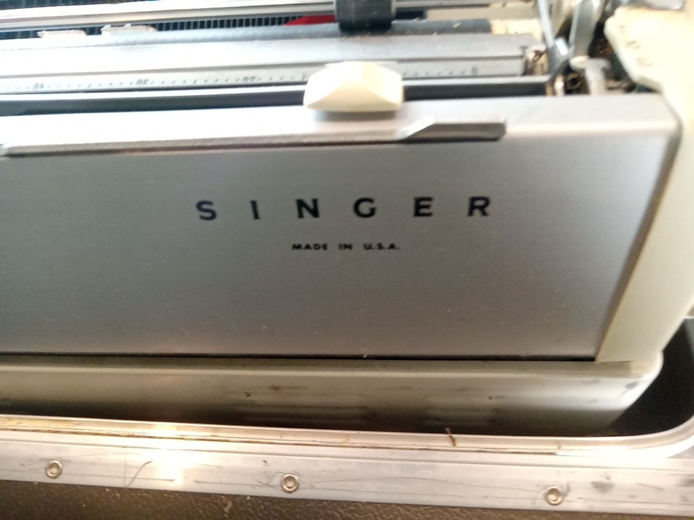 SINGER SCHOLASTIC BEIGE MANUAL TYPEWRITER AND CASE