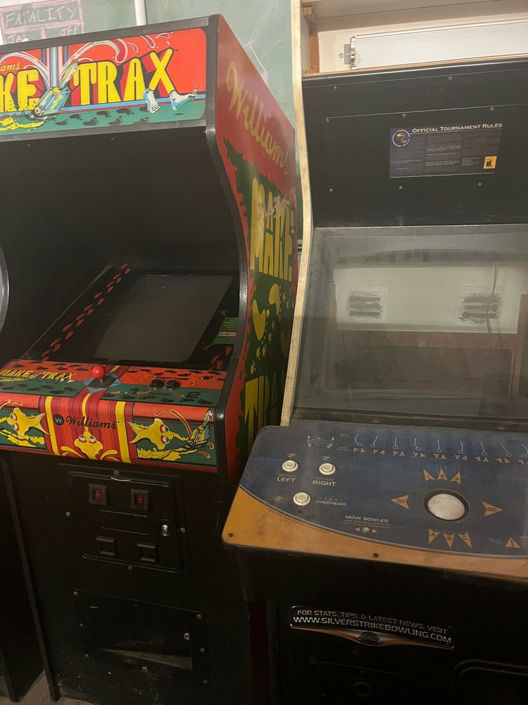 MAKE TRAX ARCADE MACHINE by WILLIAMS 1981 (Excellent Condition) *RARE*