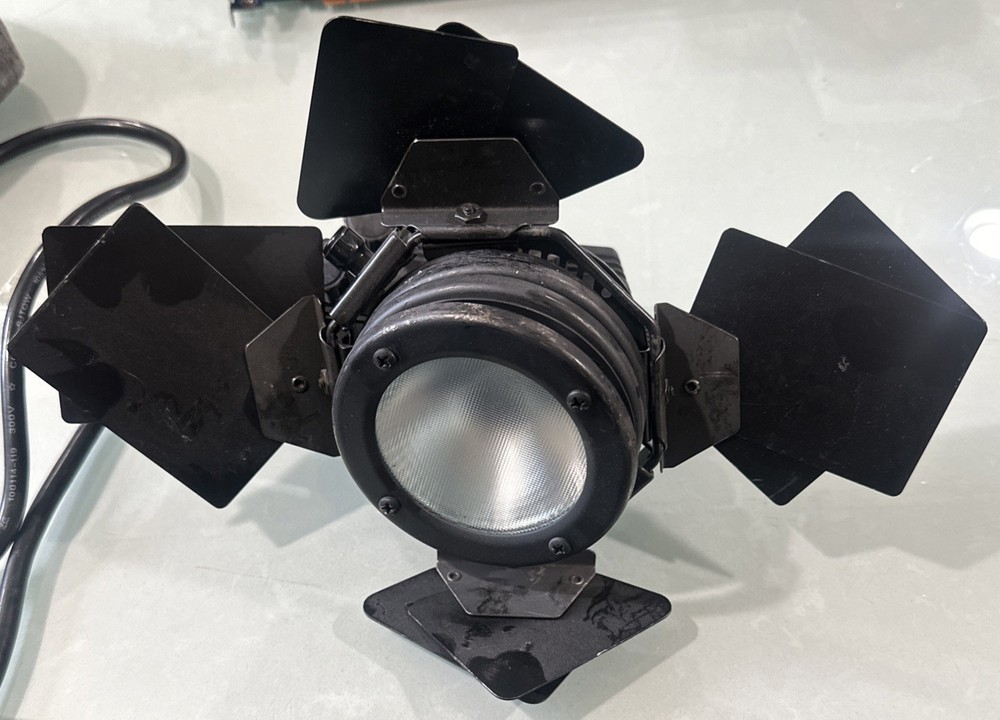 Lowel pro light w barn doors Need Bulbs!