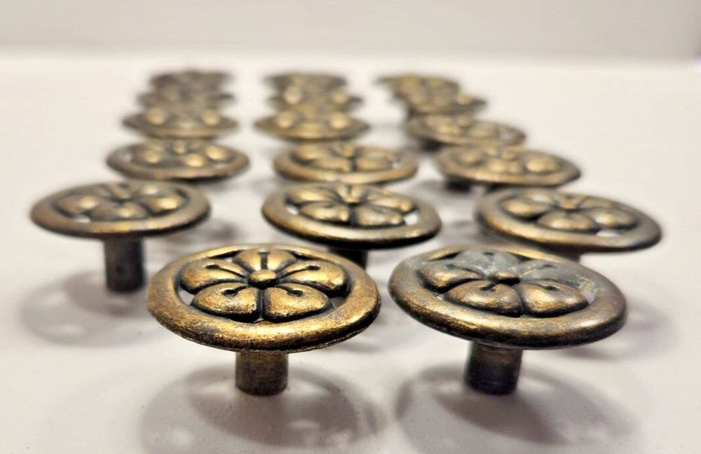 17 VTG METAL BRASS? FLOWER DRAWER PULLS HANDLES KNOBS
