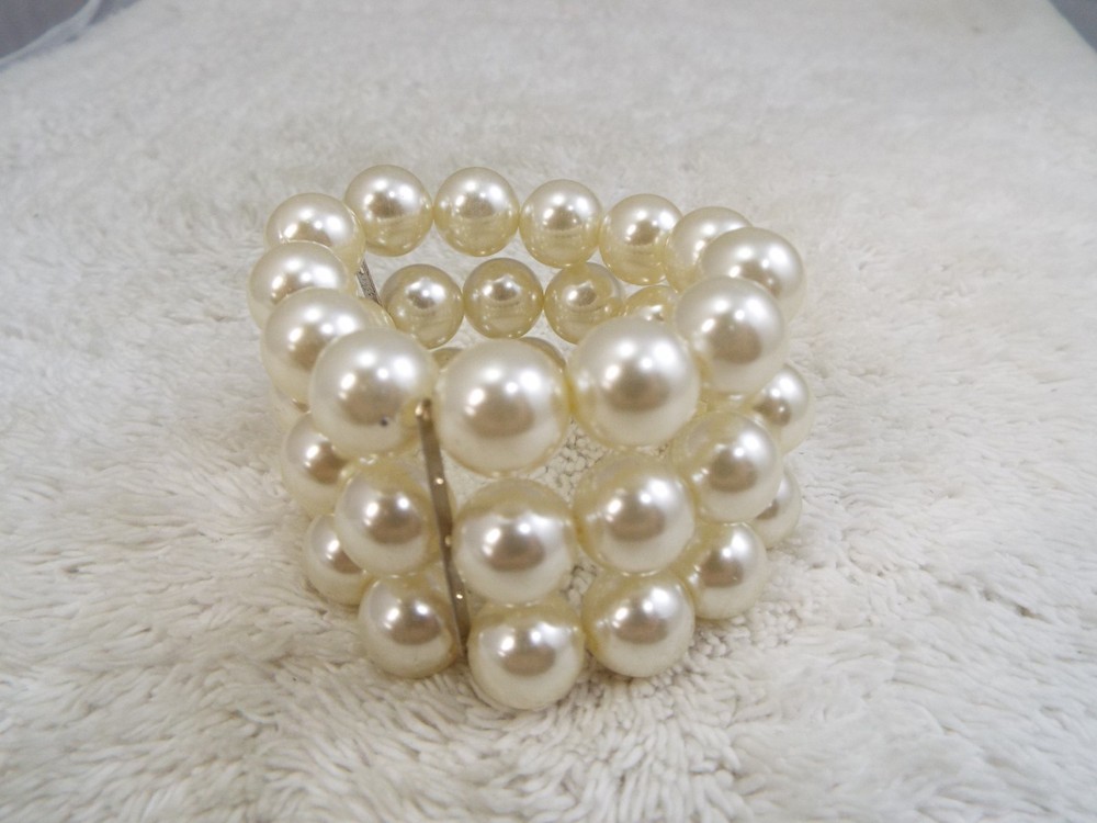White Bead Wide Bracelet (D76)