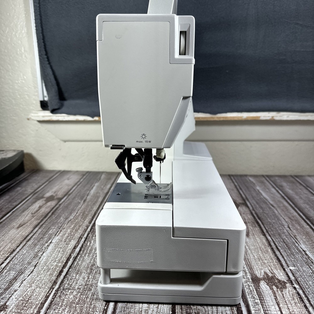 PFAFF Creative 1467 Sewing Machine W/ Pedal, Case