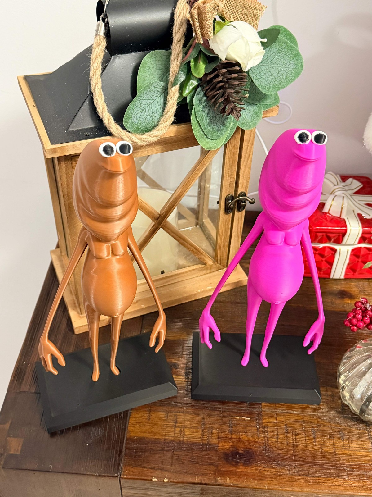 🐛 Marcus the Worm – Figurine - With Stand (Super Size)