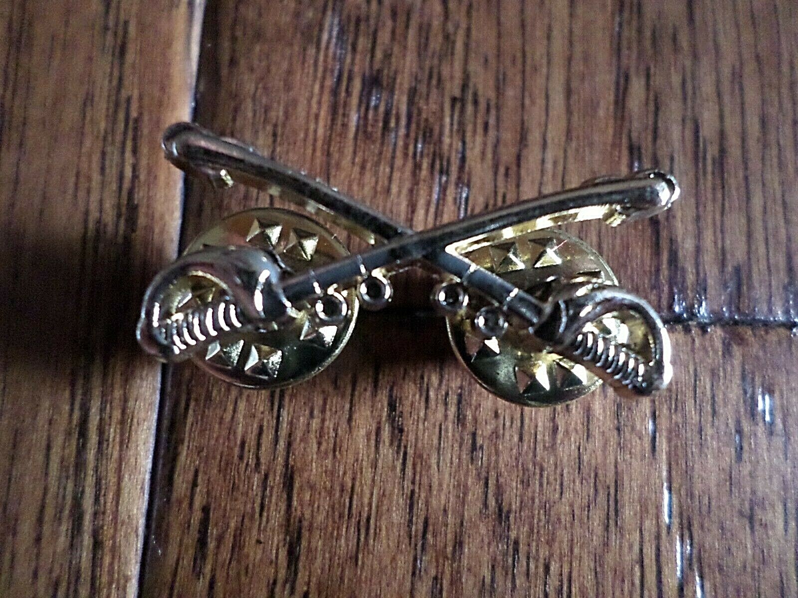 U.S MILITARY CAVALRY METAL HAT BADGES PIN CROSSED SABERS SWORDS MINIATURE PIN