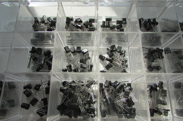 Collectable-Vintage-Computer Chips & More-Lot