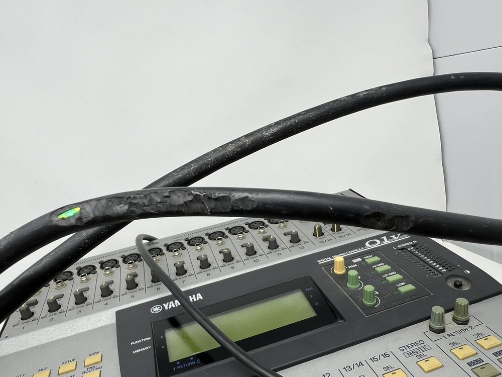 YAMAHA Mixer 01V Digital Mixing Console