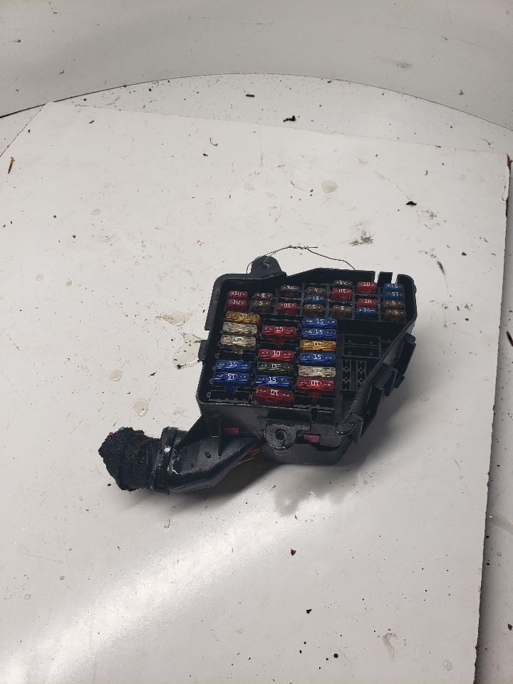Used Fuse Box Engine fits: 2002 Volkswagen Jetta engine compartment Grade A