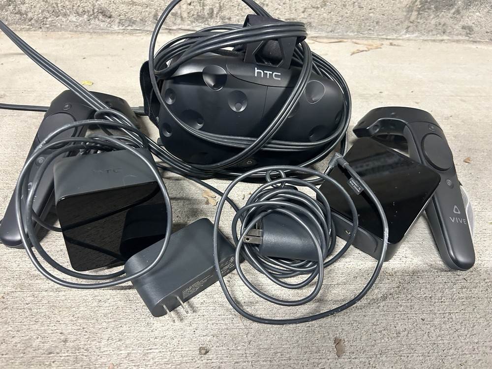 HTC Vive VR Headset Complete Set Full Kit System Steam VR PC Virtual Reality