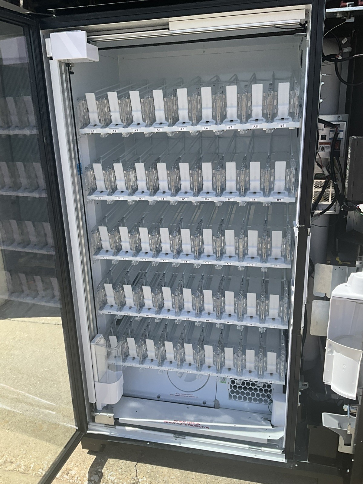 24 Dixie Narco Bev Max CPI Glass Front Beverage Vending Machine 5800-4HC refrige