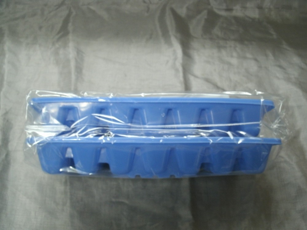 Rubbermaid 2 Pack Secure Stacking Easy Release Blue Ice Cube Trays Plastic NEW 4