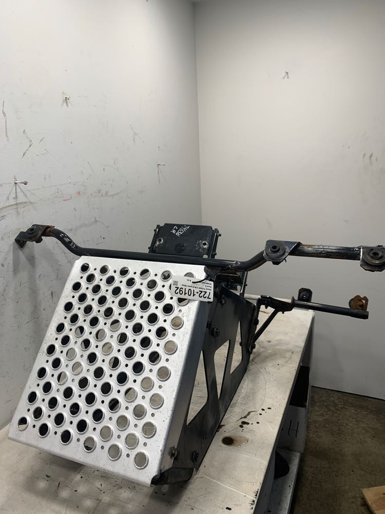 2005 Kenworth T2000 Frame Step (722-10192)