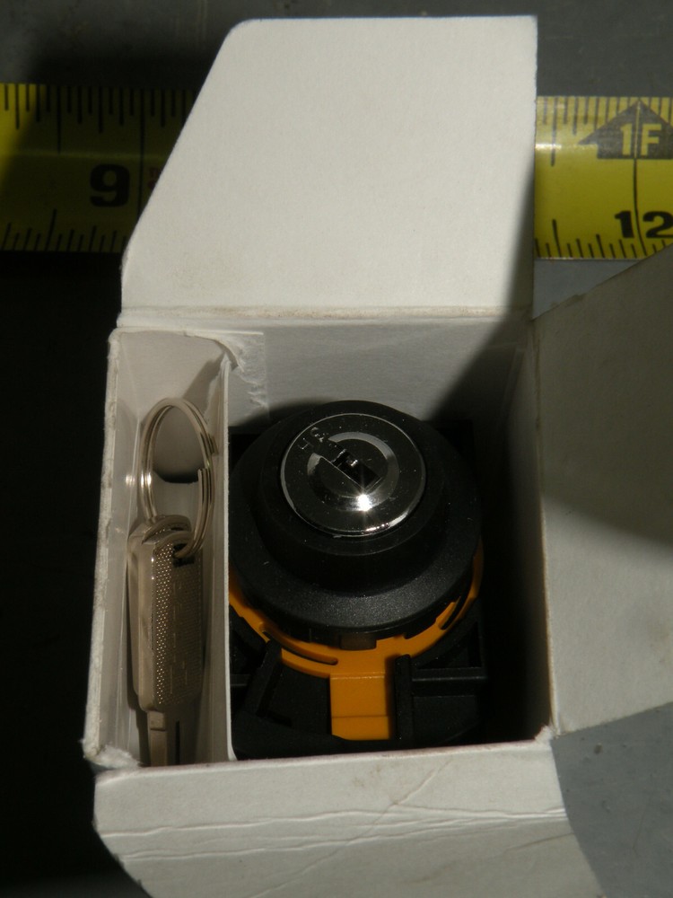 IDEC CW1K-2BE40-3H Key Selector Switch 22mm 2 Position