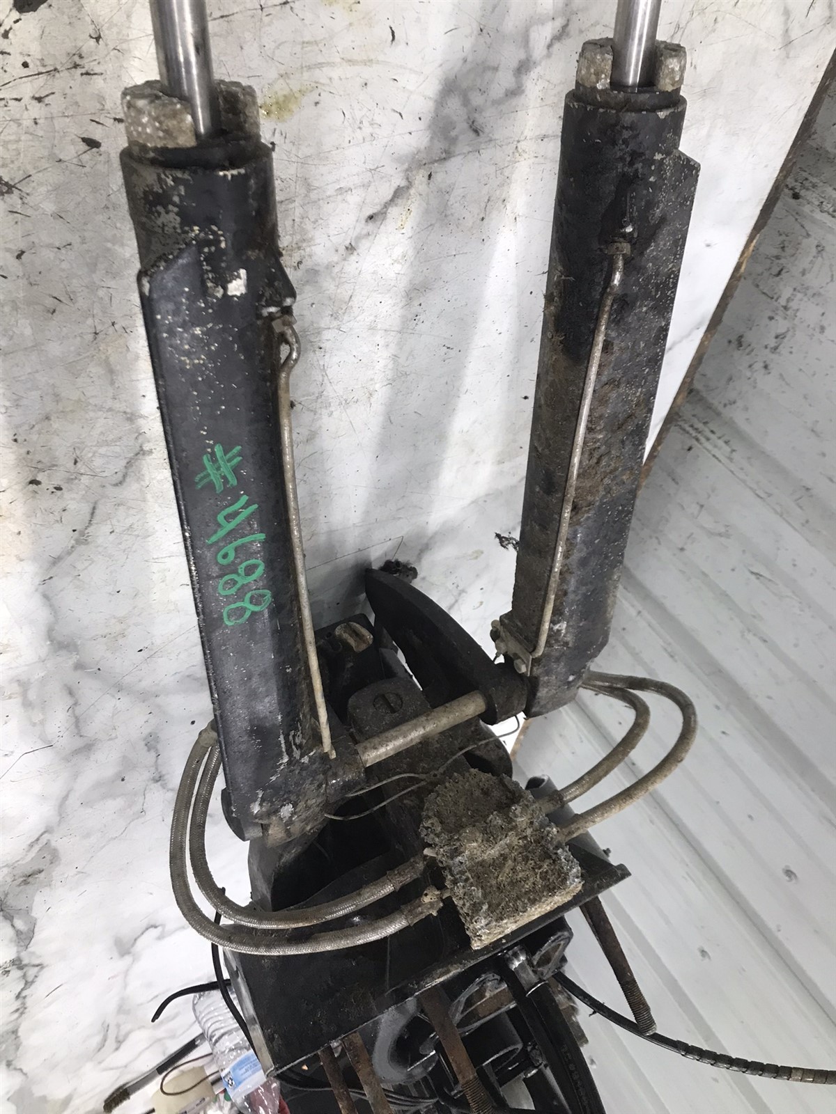 MerCruiser Alpha 1 Gen 2 out drive mount gimbal housing & hydraulic cylinders