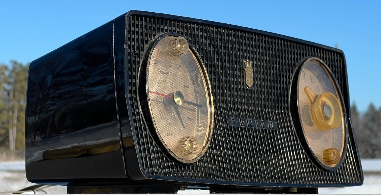 VINTAGE ZENITH STARTLIGHTER RADIO MODEL B515-Y NICE WORKING CONDITION