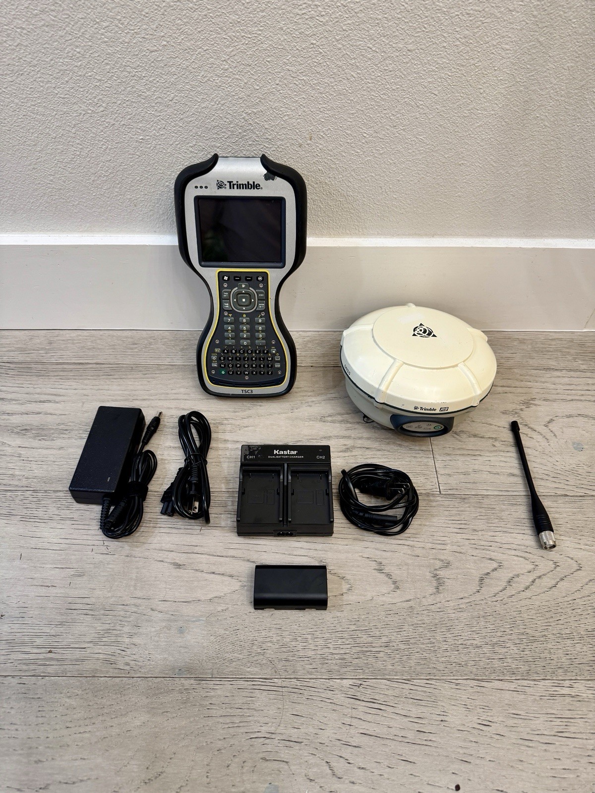 Trimble R8 Model 3 GPS GNSS UHF Base Rover TSC3 Trimble Access 2017 GLONASS L5