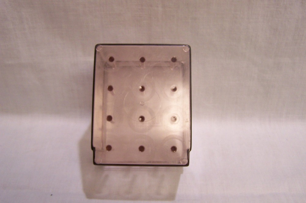 PLASTIC STORAGE SPOOL THREAD BOX WITH HINGED LID