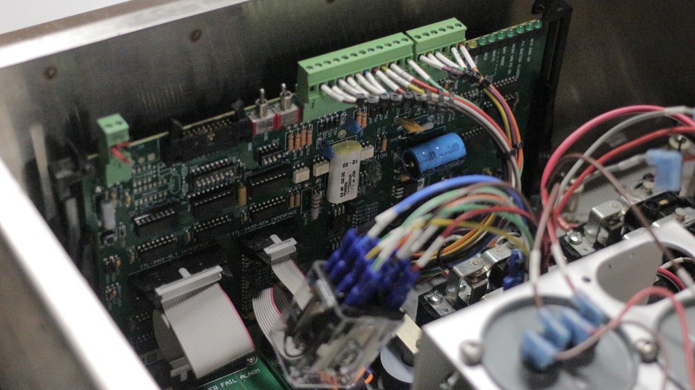 ILS-3400 Medium Intensity Dual Lighting Control box -- Parts -- missing 1 CAP