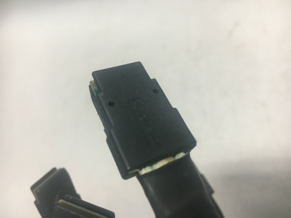 Amphenol Mini SAS RAID Cable ATD7909054EU REV AX2