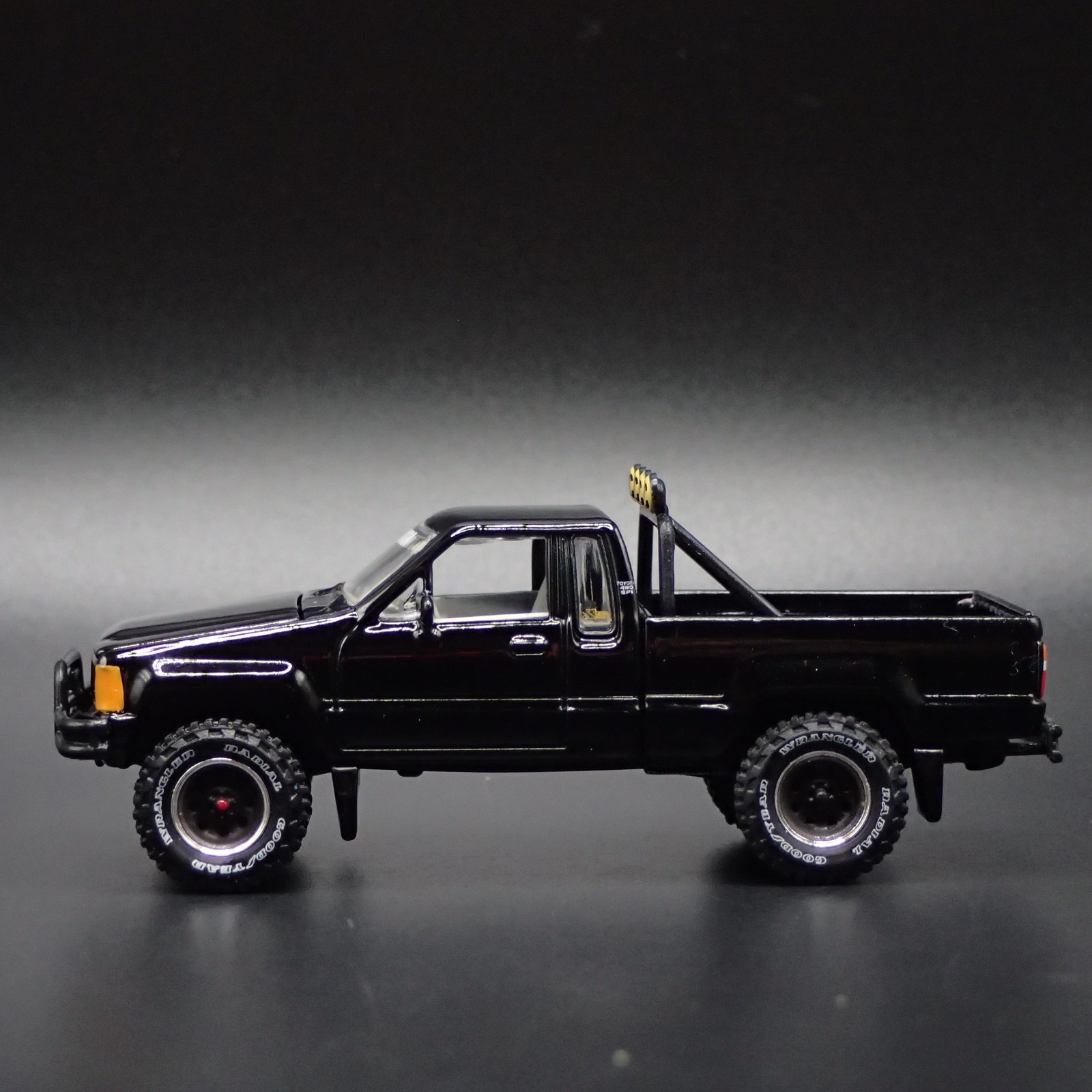 1985 85 TOYOTA SR5 PICKUP TRUCK BACK TO THE FUTURE 1/64 SCALE DIECAST MODEL CAR