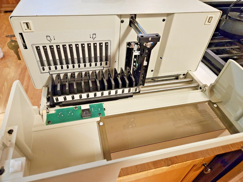 ADIC Dat Autochanger Autoloader Tape Drive with 2 DAT tapes